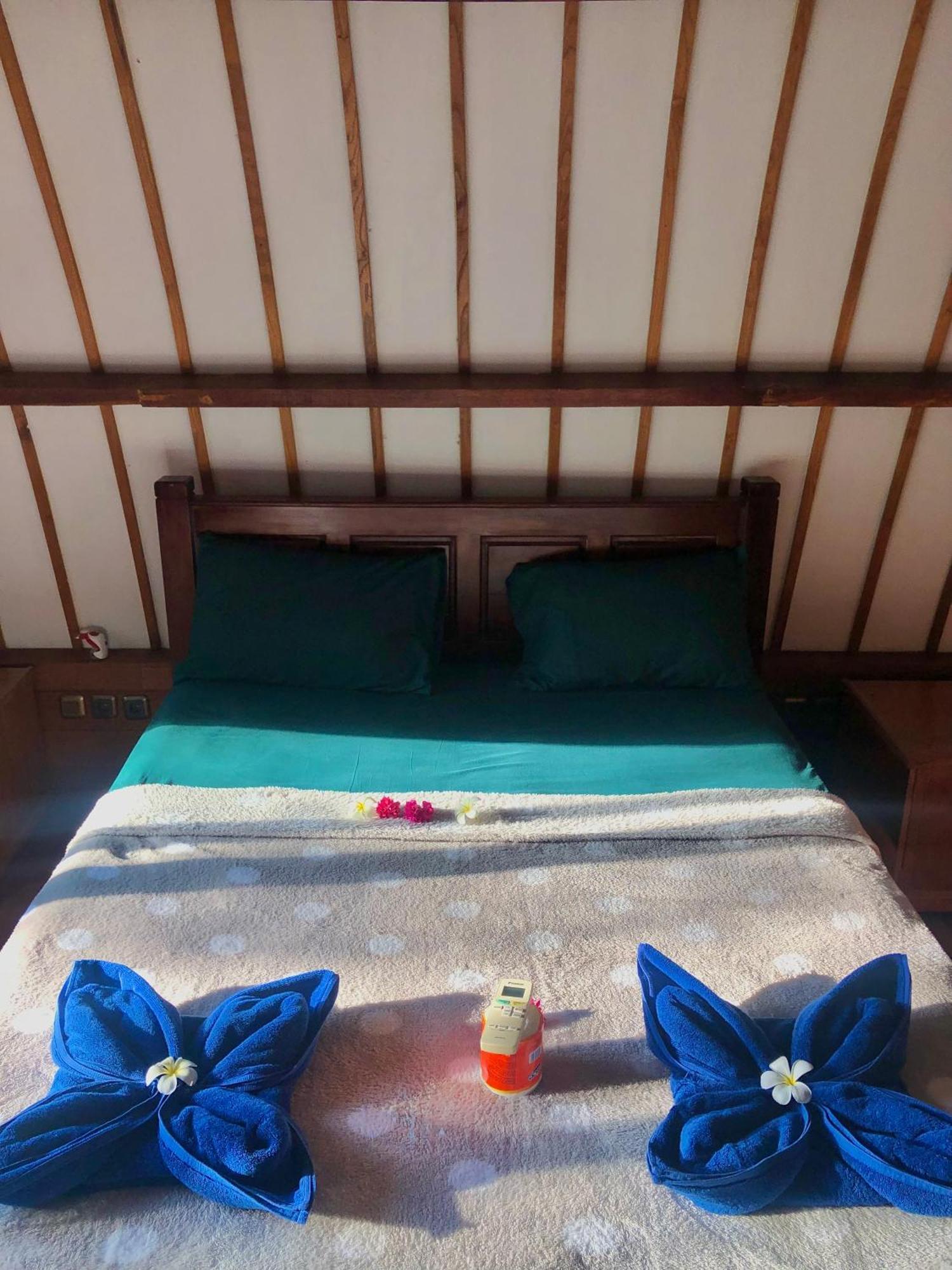 Blue Moon Meno Hotel Gili Meno Exterior photo
